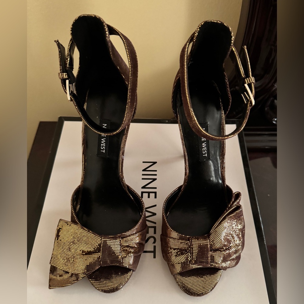 Nine West Gold Heels Elegant Metallic Finish